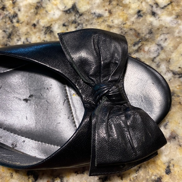 Ladies Connie heeled shoes with bow, leather upper size 9 1/2. - Picture 9 of 10